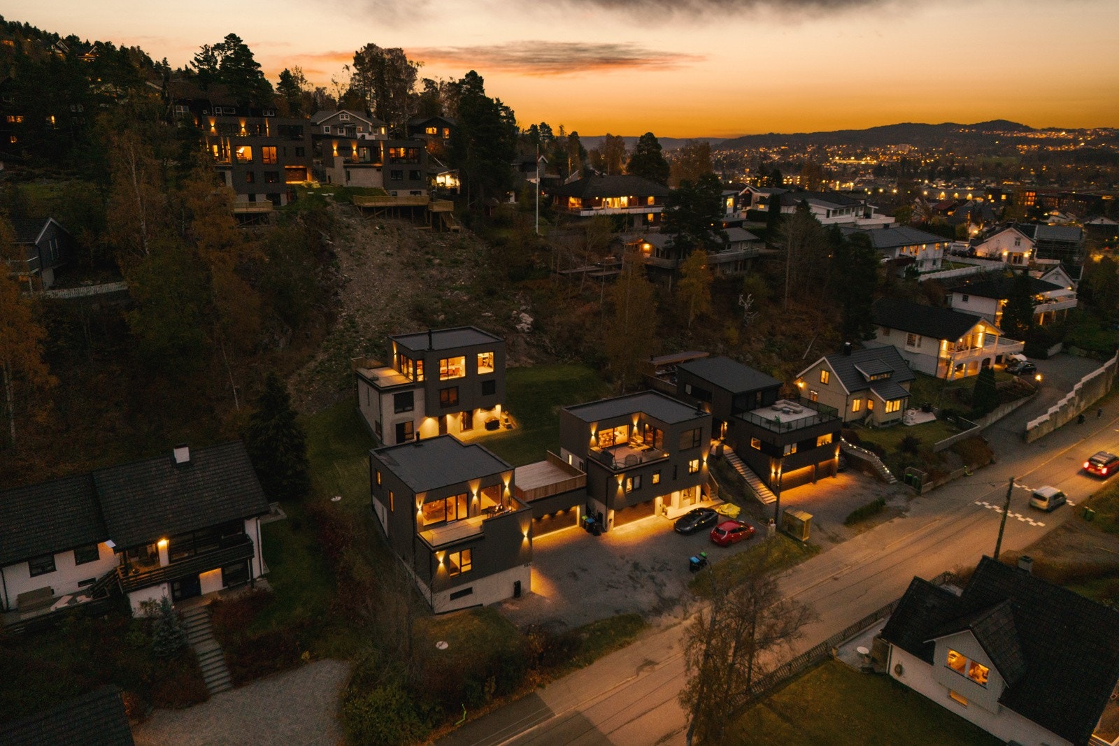 Her bor du i et etablert nabolag med nærhet til togstasjon, skoler, barnehager og idrettstilbud. Galleribilde