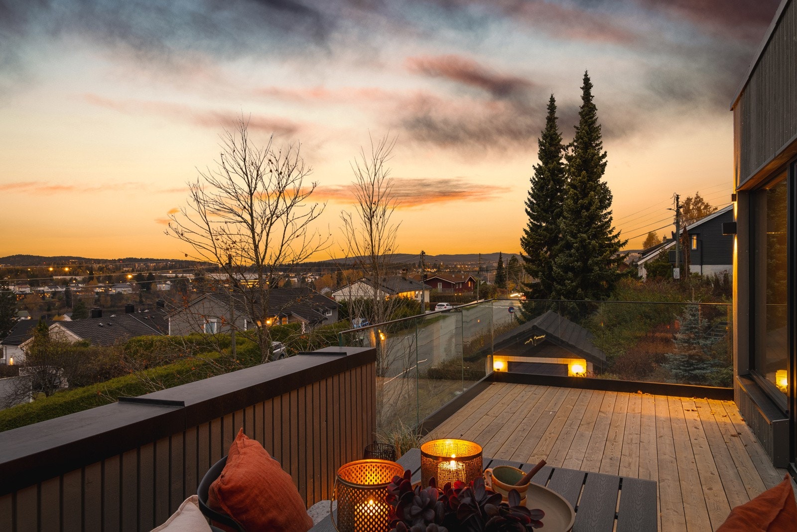 Solrik terrasse med utgang fra stue. Galleribilde