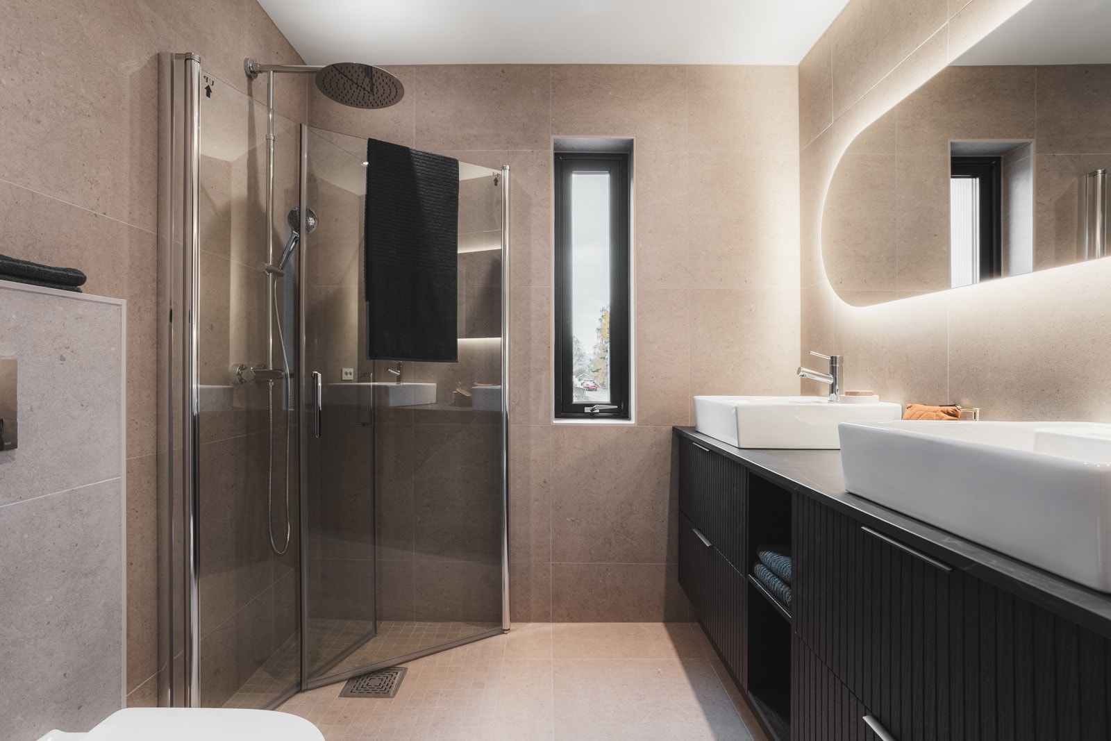 Eksklusivt, flislagt bad med moderne innredning og dusjhjørne. Galleribilde