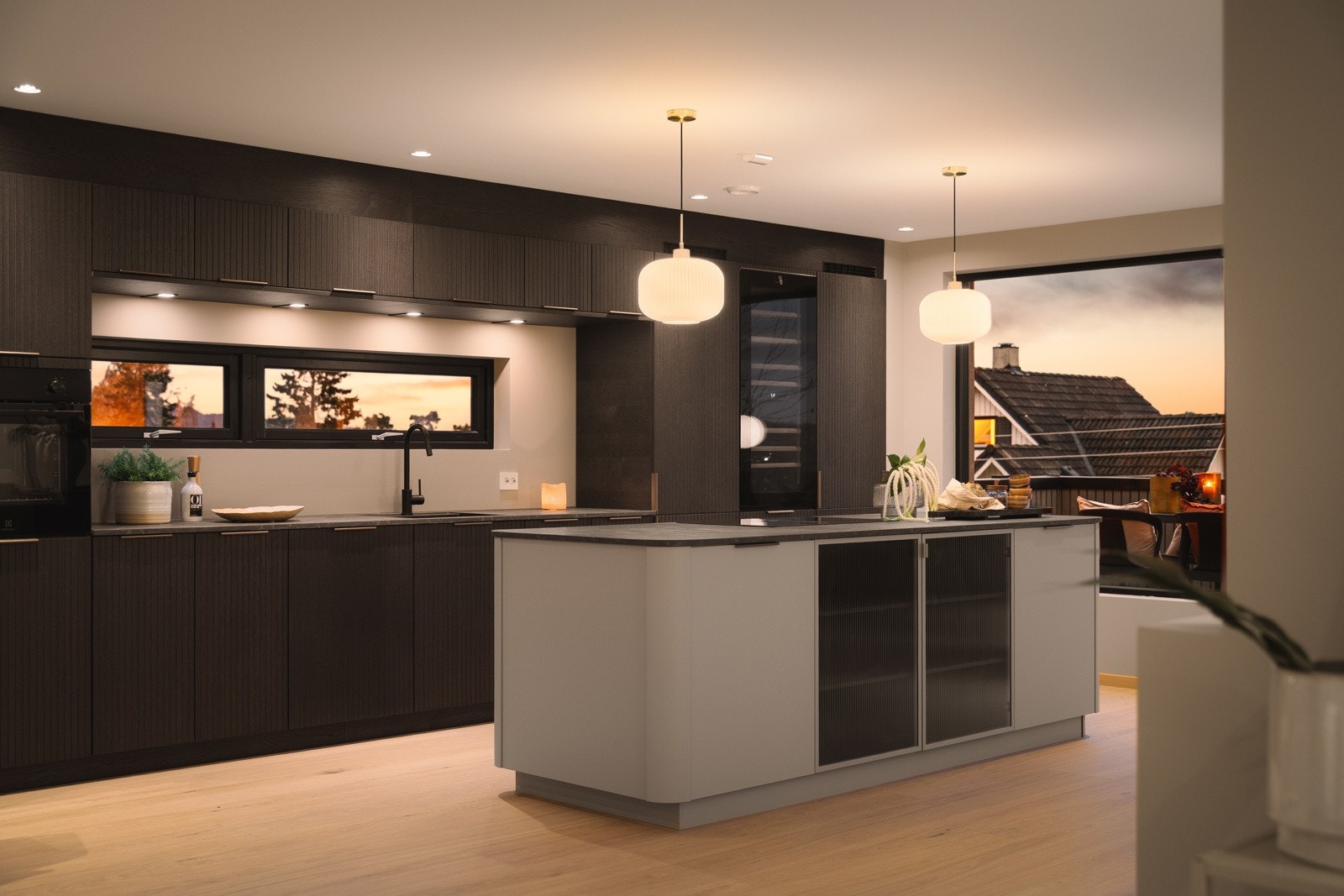 Åpen løsning fra stue mot kjøkken. Dette gir godt med lys i hele etasjen. Trappen gir et naturlig skille mellom spisestue, dagligstue og kjøkk Galleribilde