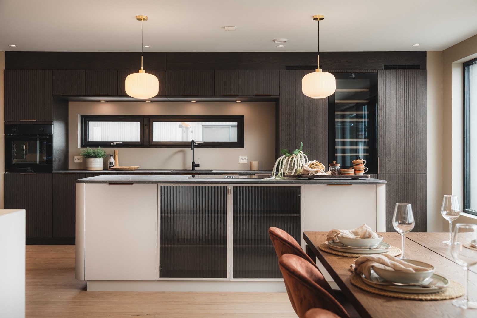 Kjøkkenet har godt med benkeplass, samt smarte løsninger med skuffeseksjoner og integrerte hvitevarer. Galleribilde