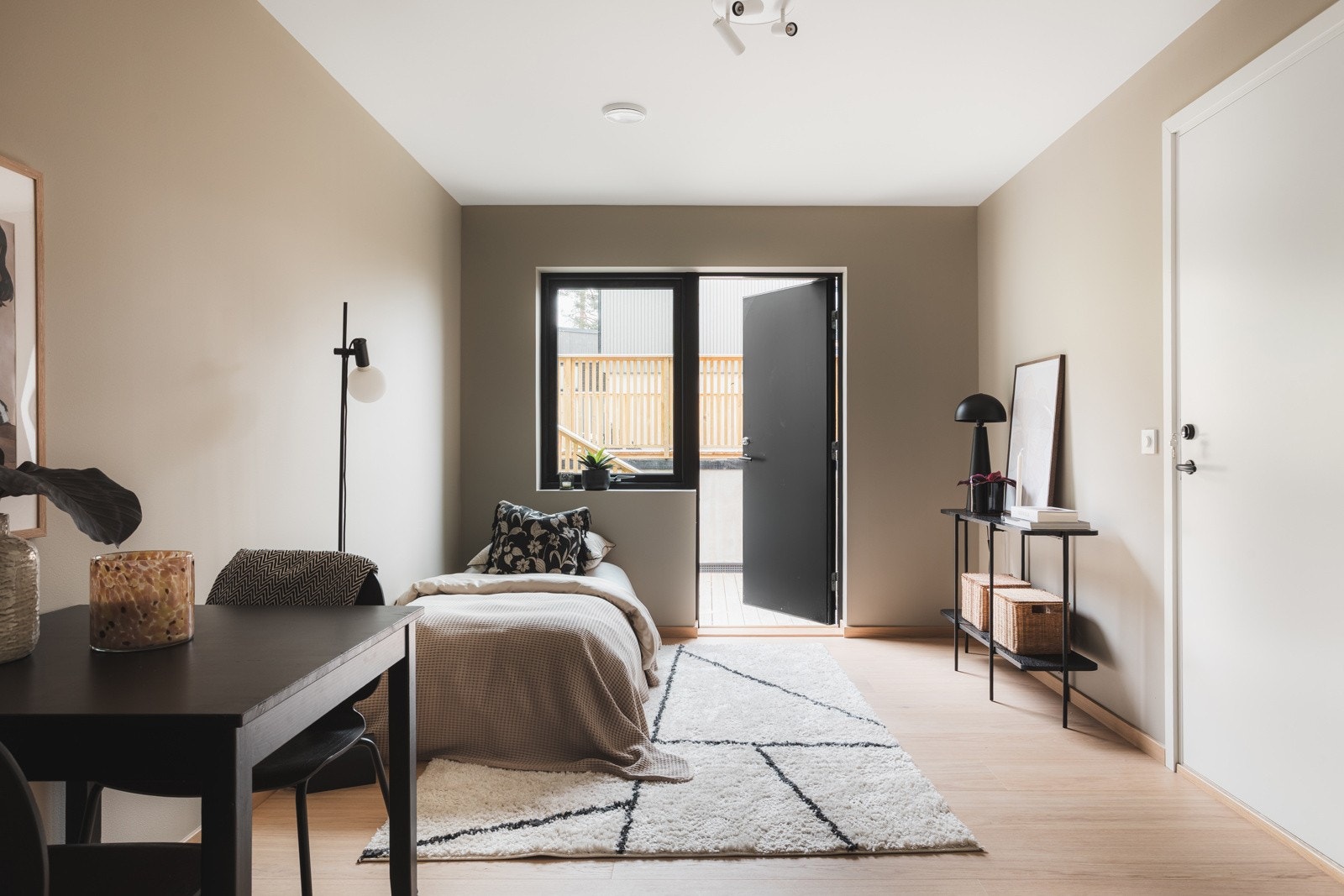 Tilleggsdelen har egen inngang og har plass til sovesofa. Det er isolert brann- og lyddør mellom tilleggsdelen og hoveddelen. Galleribilde