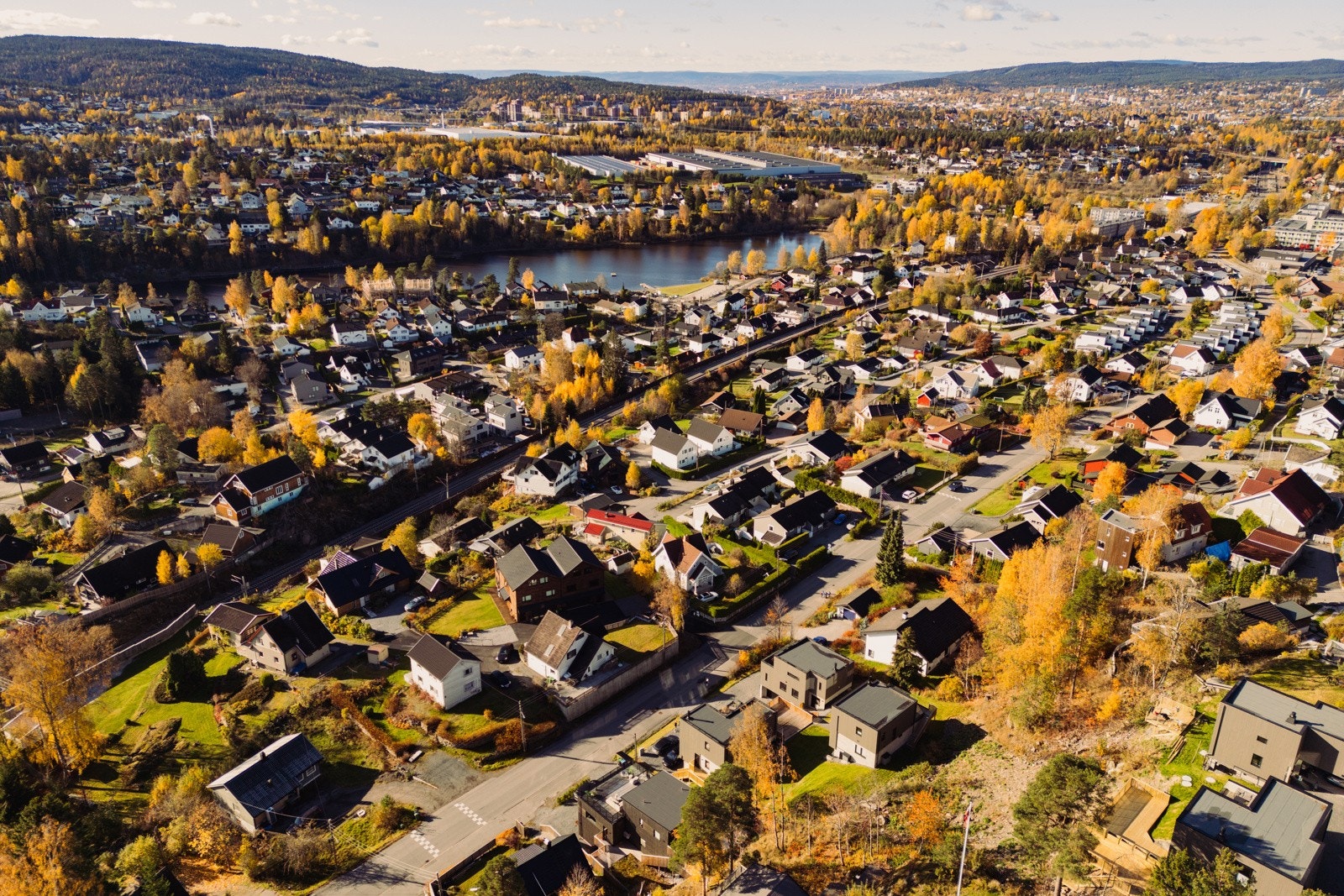 Kort vei til dagligvare, kollektivtransport og servicetilbud - alt du trenger i hverdagen ligger få minutter unna. Galleribilde