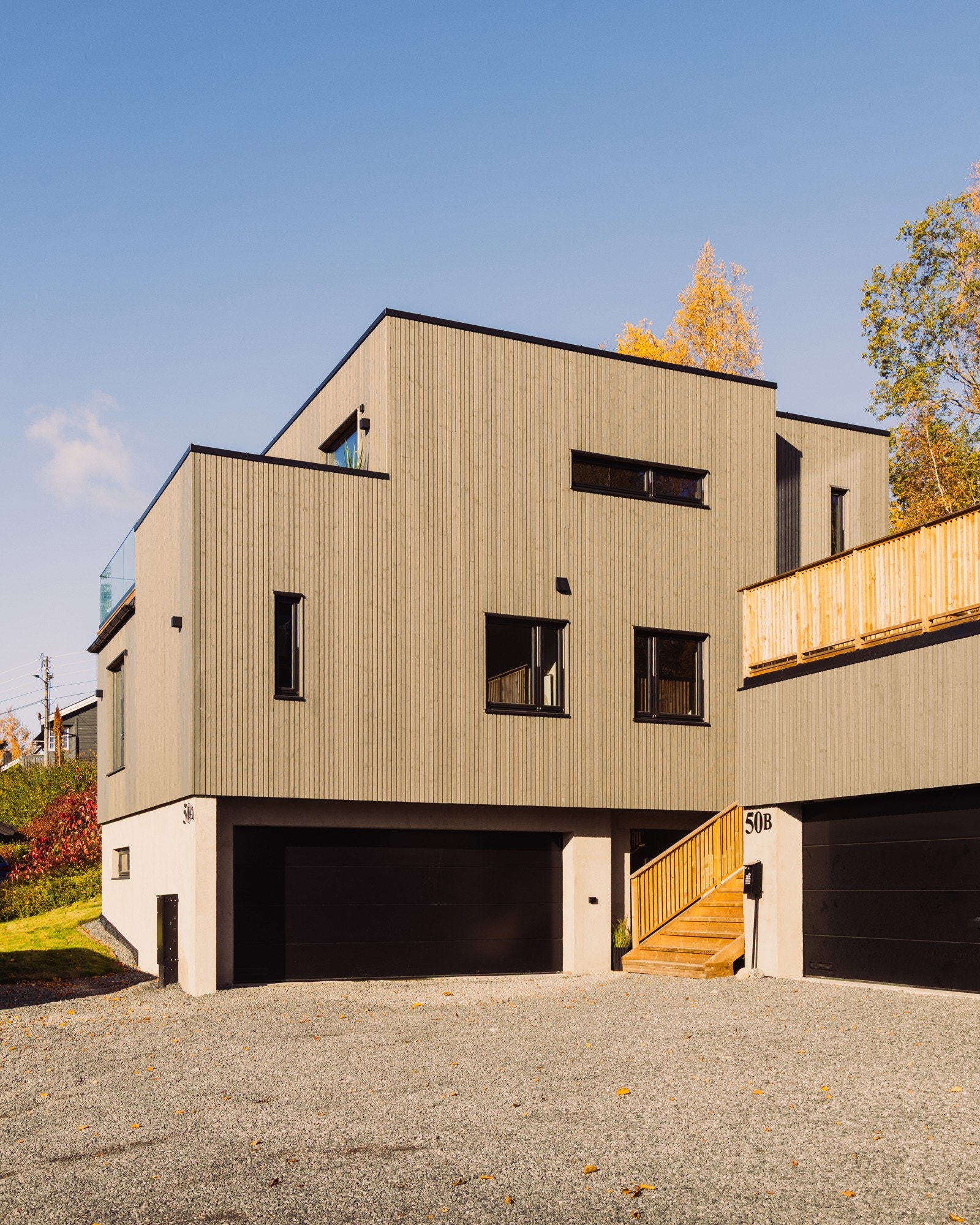 Boligen er oppført av anerkjente Romer Eiendom i samarbeid med Romerike Hus. Tomten har en romslig gårdsplass til parkering og enkel adkomst til garasje og inngangsparti. Galleribilde