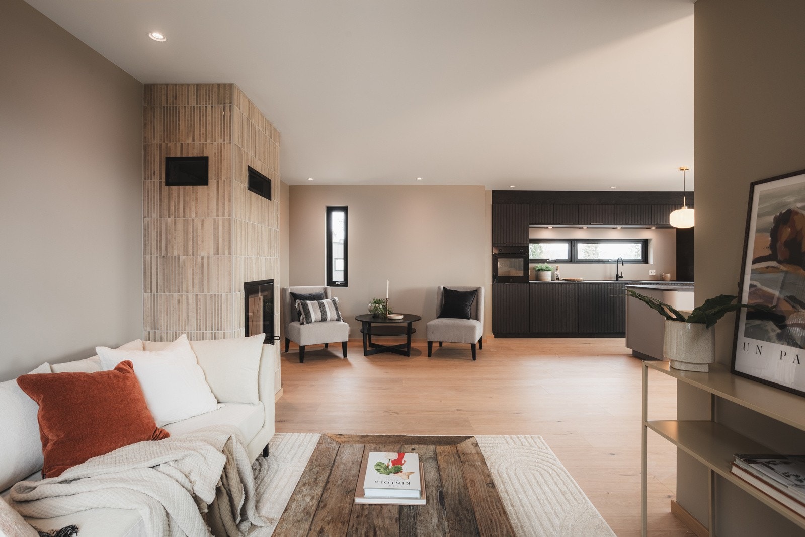 Stuen har avsatt plass til flere sittegrupper. Hele etasjen har varme i gulvet som gir en lun og deilig varme i boligens hovedetasje. Galleribilde