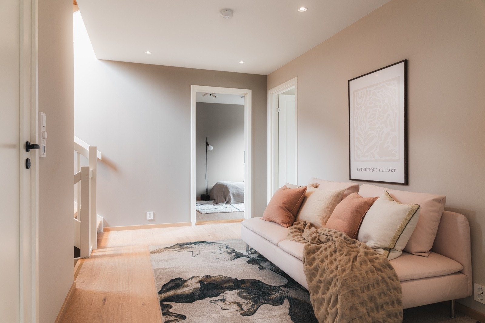 Oppholdsrommet har avsatt plass til sittegruppe og tv. Her kan barna sitte å game med kompiser. Galleribilde