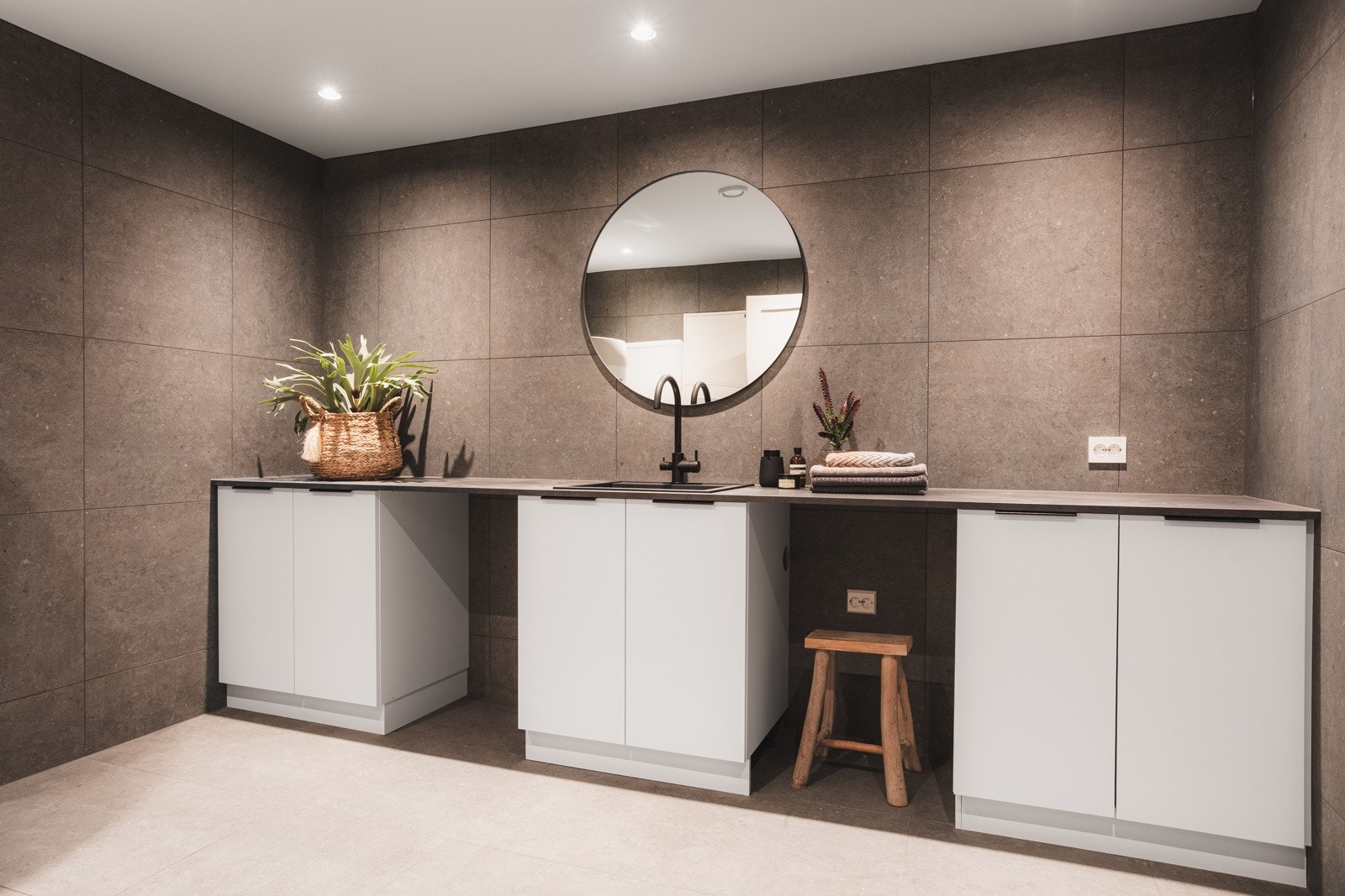 Husets mest praktiske rom! Stort vaskerom med benkeplass, servant, skap og opplegg for vaskemaskin og tørketrommel. Galleribilde