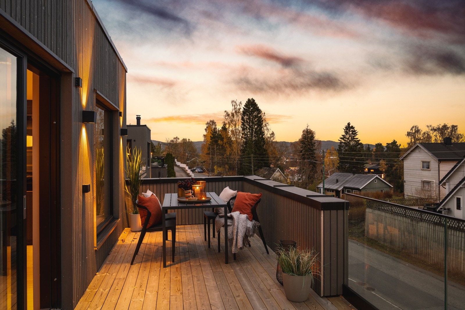 Boligen byr på en solrik takterrasse med god plass til både spisegruppe og lounge. Galleribilde