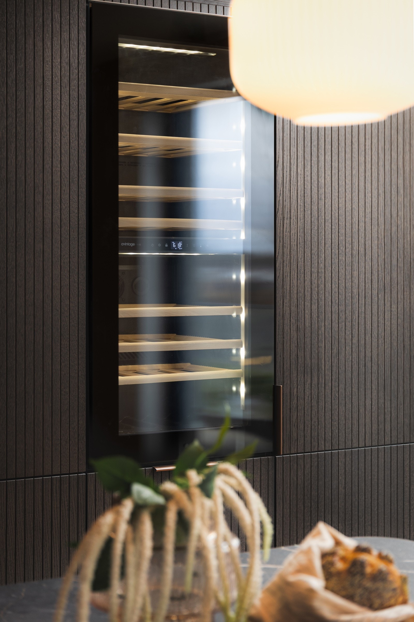 En smakfull detalj for vinelskeren - elegant vinskap integrert i kjøkkeninnredningen. Galleribilde