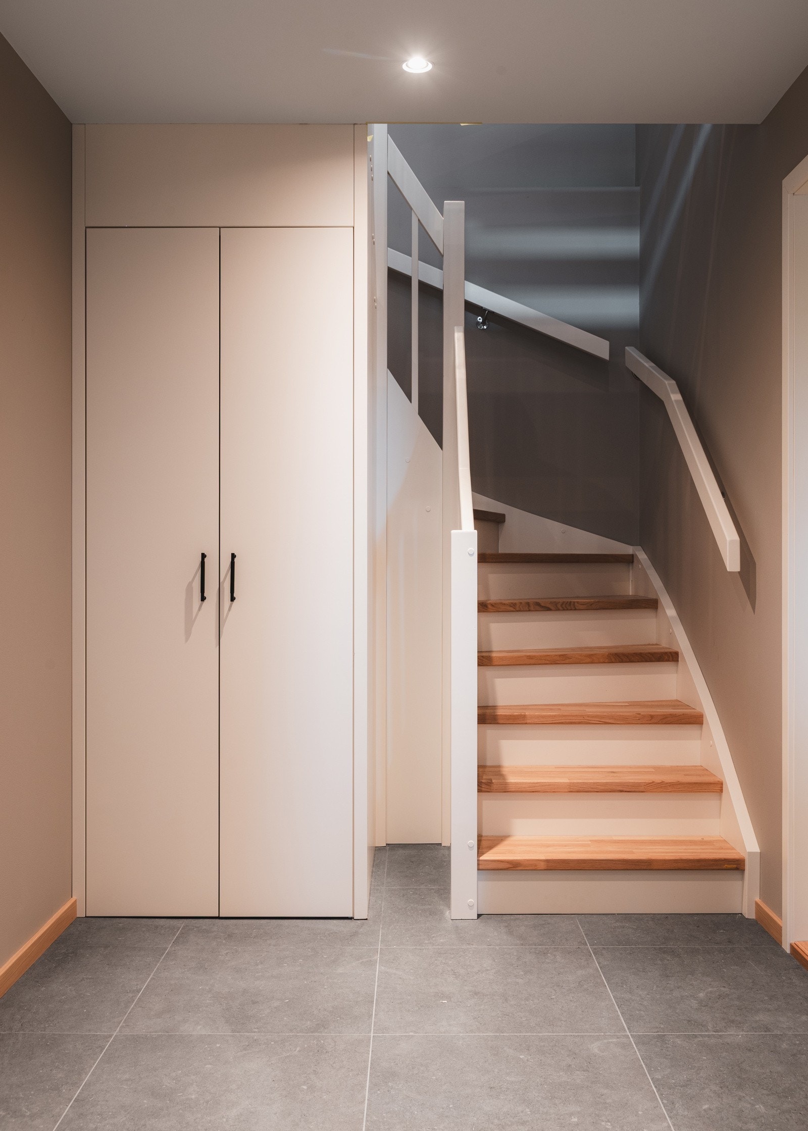 Trapp med eiketrinn og trappebod med skapfronter. En delikat løsning levert av trappeleverandøren. Galleribilde