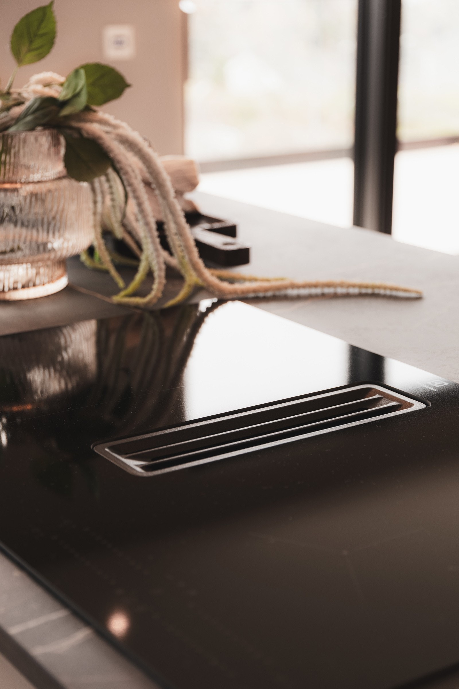 Stilren platetopp med integrert ventilator. Galleribilde