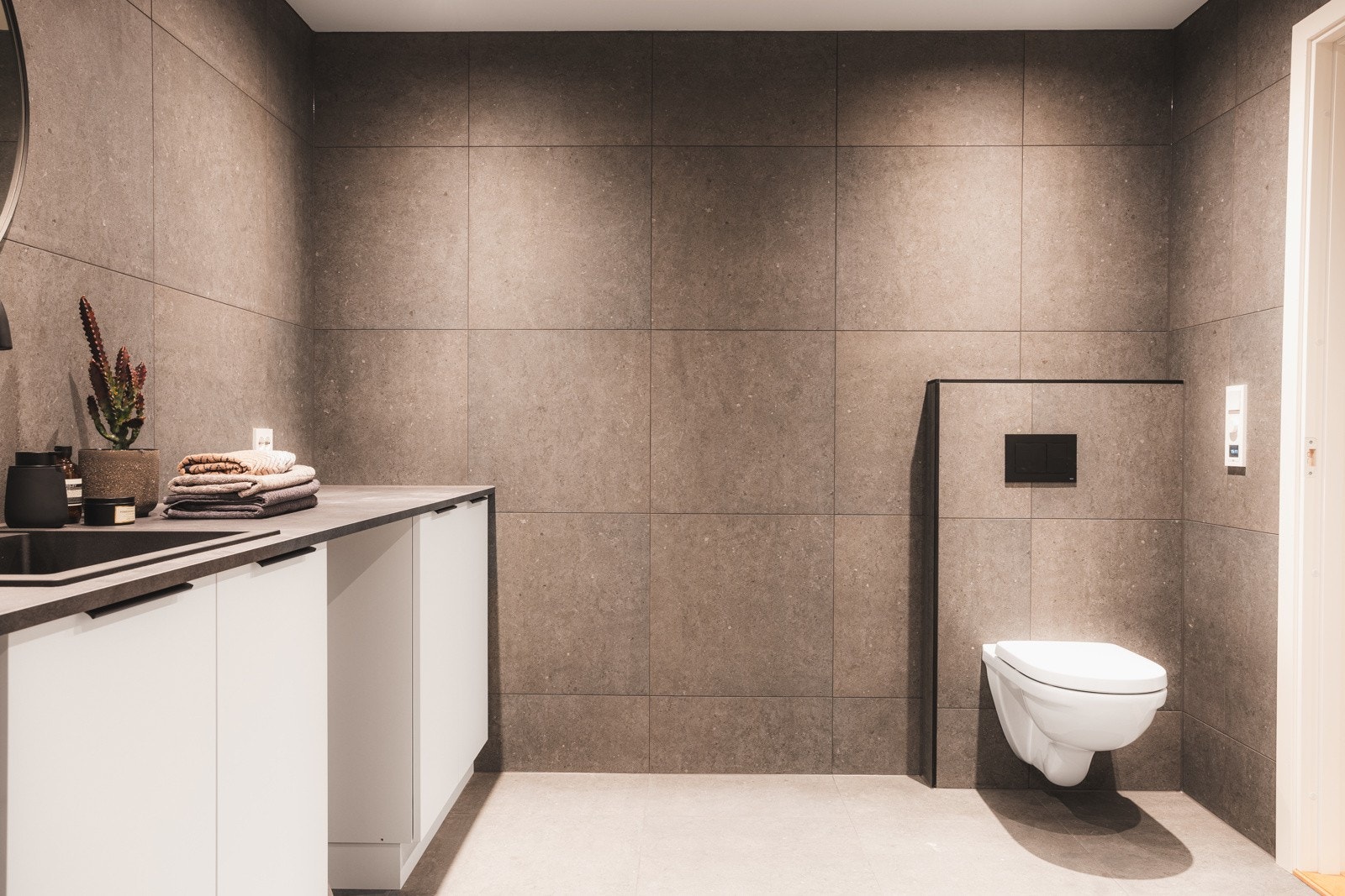 Vaskerommet har også et praktisk vegghengt klosett. Galleribilde