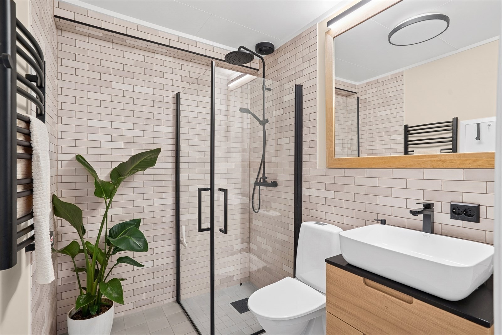 Totalrenovert bad fra 2024. Moderne baderomsinnredning og håndkletørker. Galleribilde