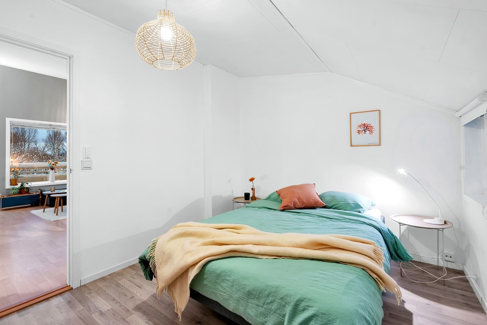 Soverom 1 på boligens øvre plan, med god plass til stor seng og annet ønsket møblement. Galleribilde