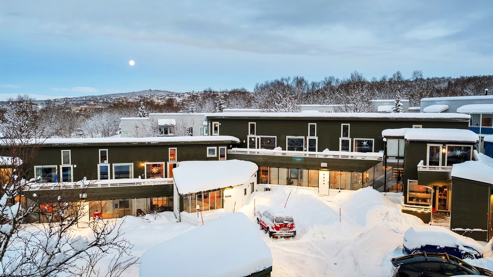 Boligen har egen fast parkeringsplass, i tillegg til gjesteparkering. Galleribilde