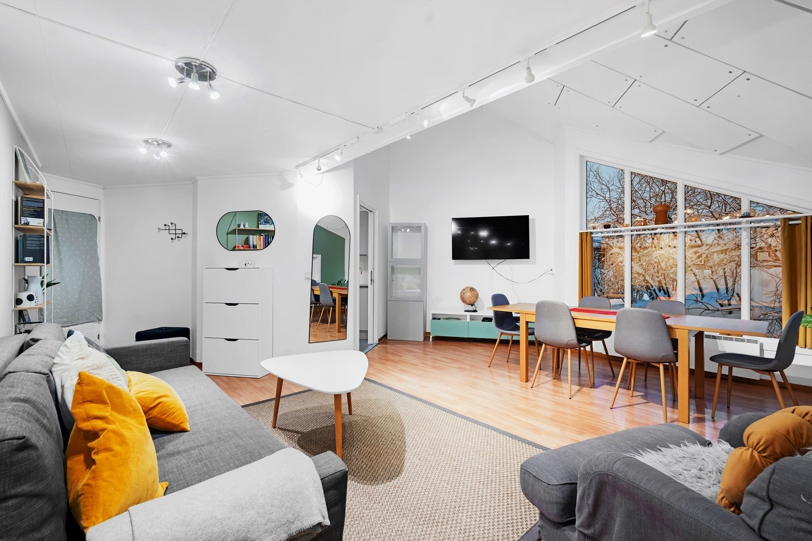 Sameiet har velholdte fellesarealer med felles vaskerom, og egen gjesteleilighet/hybel som kan benyttes ved besøk og utleie. Galleribilde