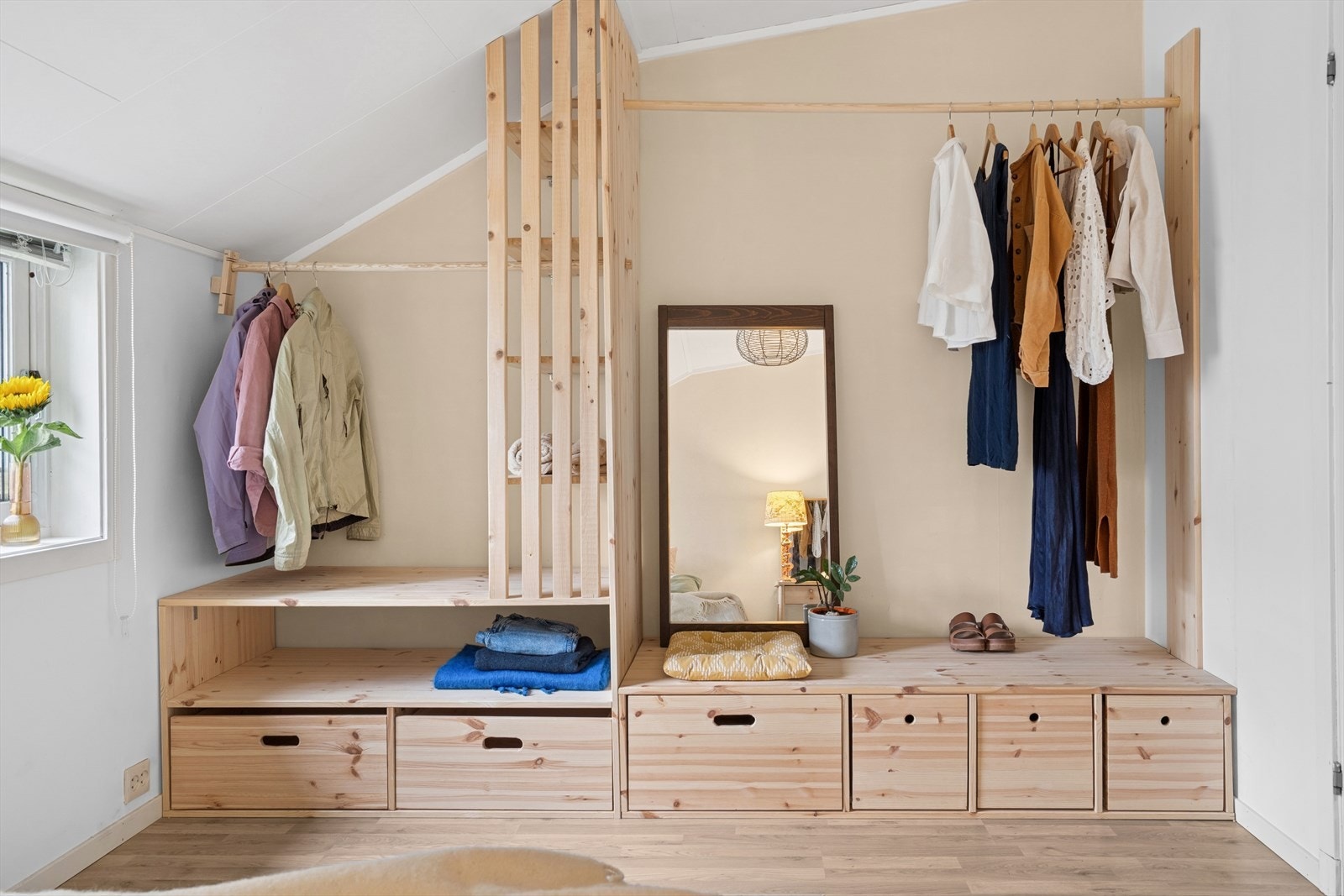 Praktisk og pent hjemmesnekret garderobeløsning. Galleribilde