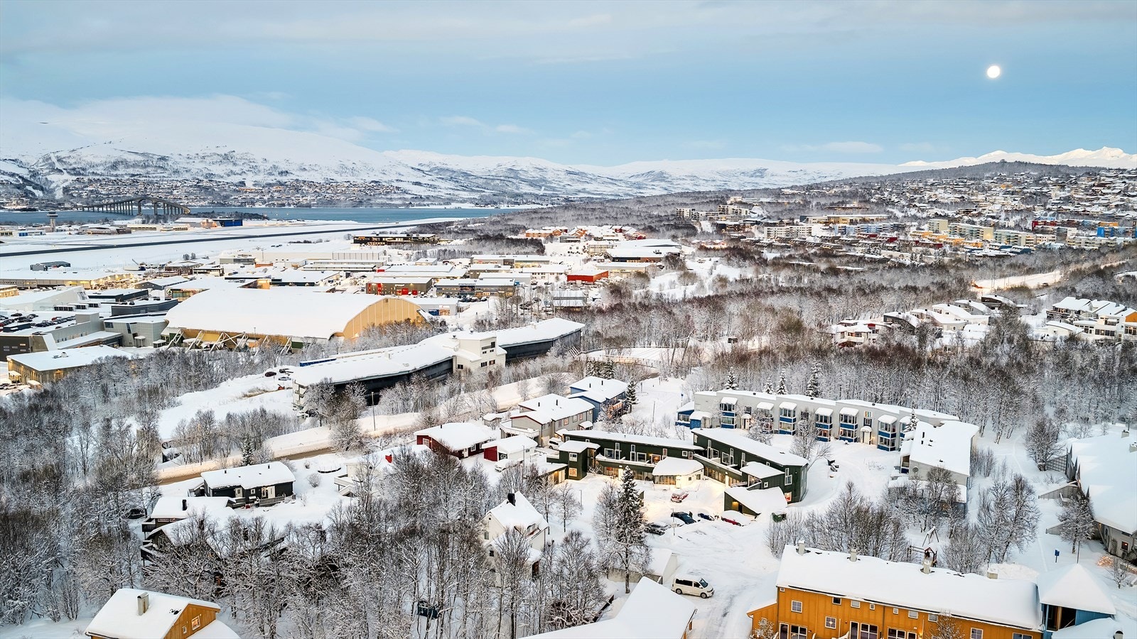 Kort vei til handelsparken K1 og Norges mest moderne kjøpesenter, Jekta Storsenter med over 200 butikker. Galleribilde