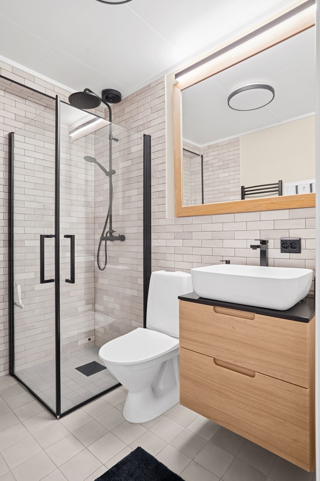 Delikat dusjnisje med takdusj. Galleribilde