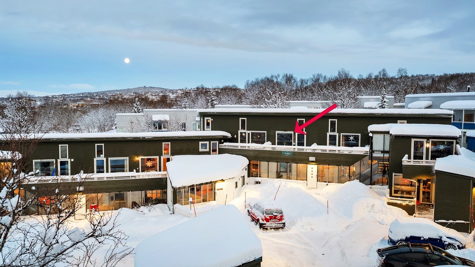 Leiligheten går over to plan og har en god intern beliggenhet i toppetasjen, med sørvestvendt balkong. Galleribilde