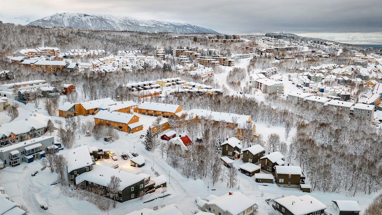 Meget barnevennlig beliggenhet med gangavstand til både barnehage, barneskole og Langnes ungdomsskole. Galleribilde