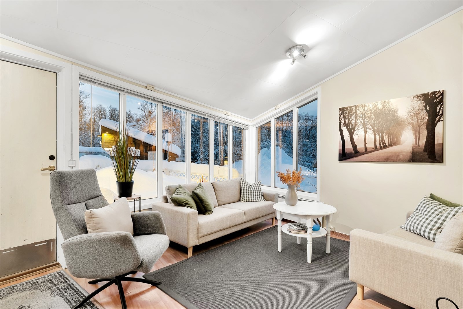 På boligens nedre plan finner du en lys stue gjennomført i varme farger som skaper en behagelig atmosfære. Galleribilde