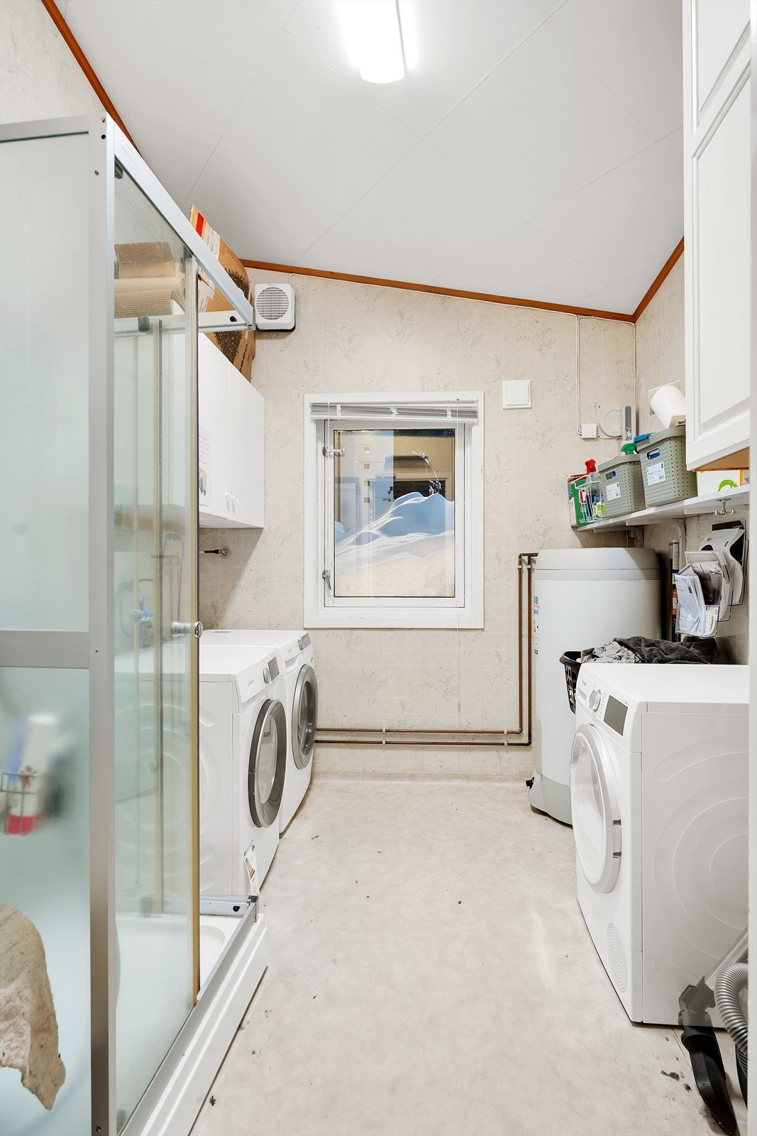 Romslig felles vaskerom for beboerne med god oppbevaringsplass. Selv om sameiet har felles vaskerom, er det mulighet for å tilrettelegge for egen vaskemaskin i leiligheten. Galleribilde