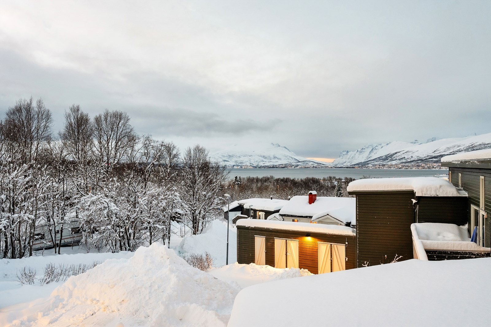 God utsikt over Sandnessundet og Kvaløya, med de vakre fjellene i bakgrunnen. Galleribilde