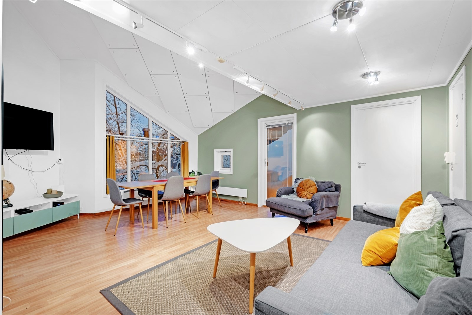 Rommet har en gjennomtenkt planløsning med en romslig takhøyde som gir god romfølelse. Galleribilde