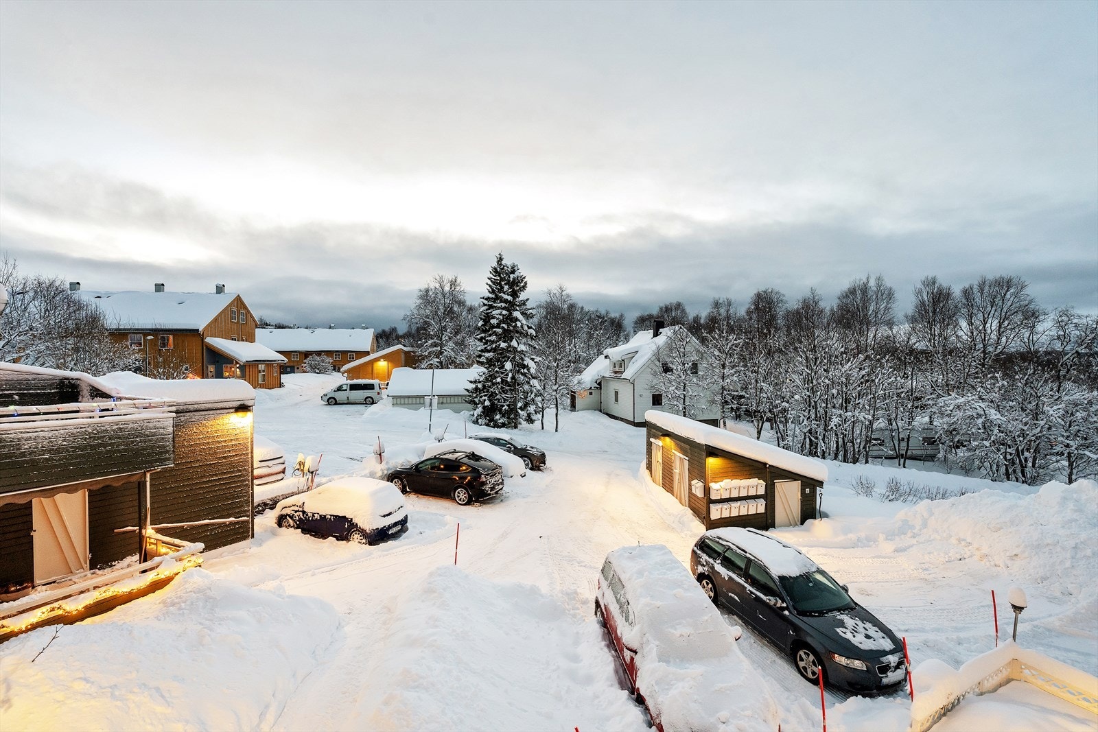 Boligen har egen fast parkeringsplass, i tillegg til gjesteparkering. Galleribilde