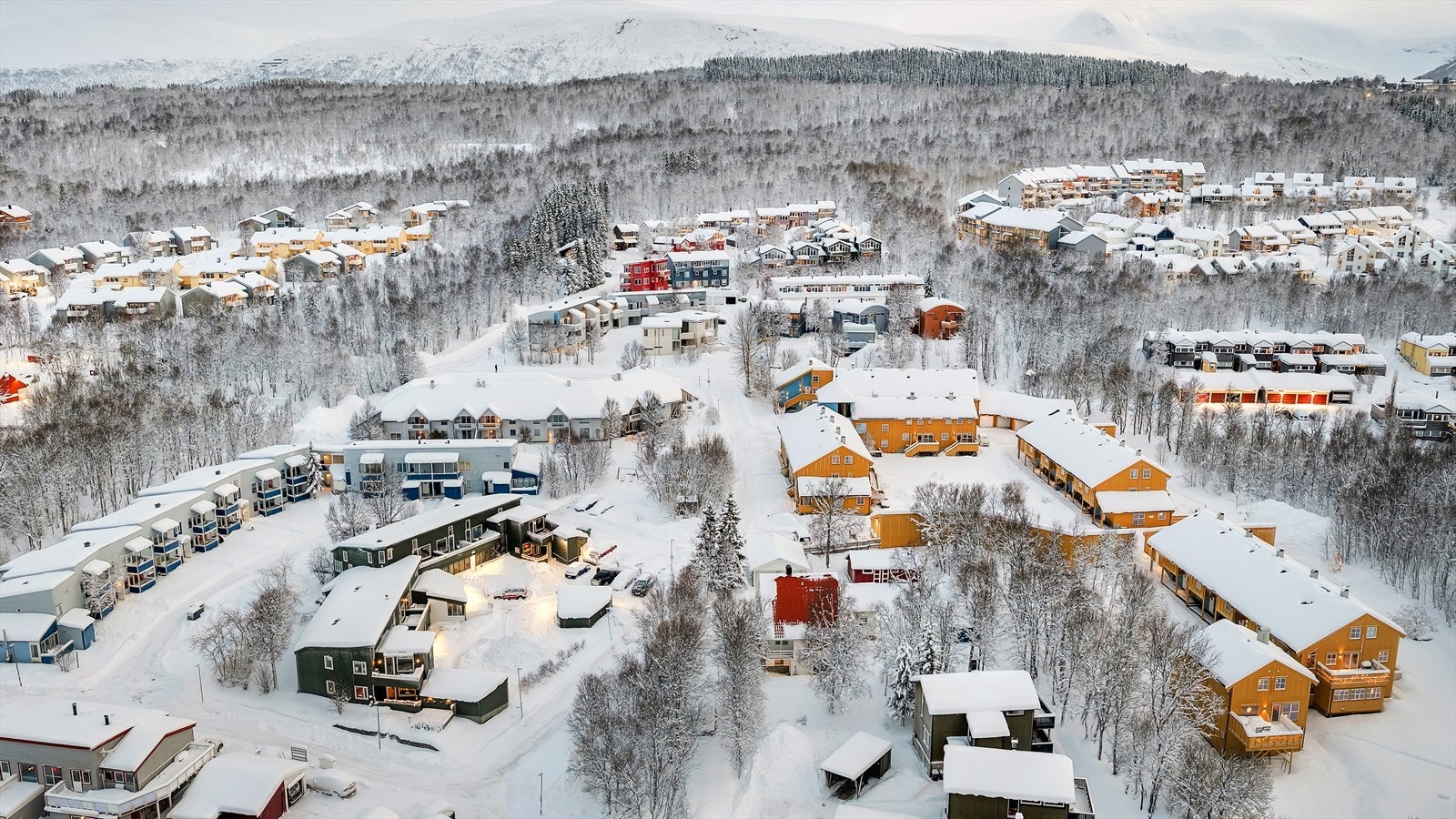 Området er svært ettertraktet for både familier, unge og eldre, og byr på et variert tilbud av fritids- og rekreasjonsmuligheter. Galleribilde