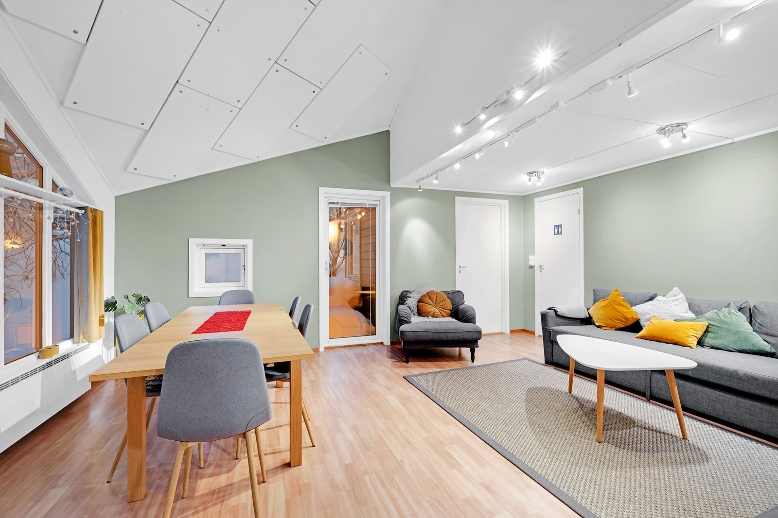 Gjesteleiligheten/hybelen er godt møblert med sofa og sitteplasser, og byr på et hyggelig samlingssted for sosiale sammenkomster! Galleribilde