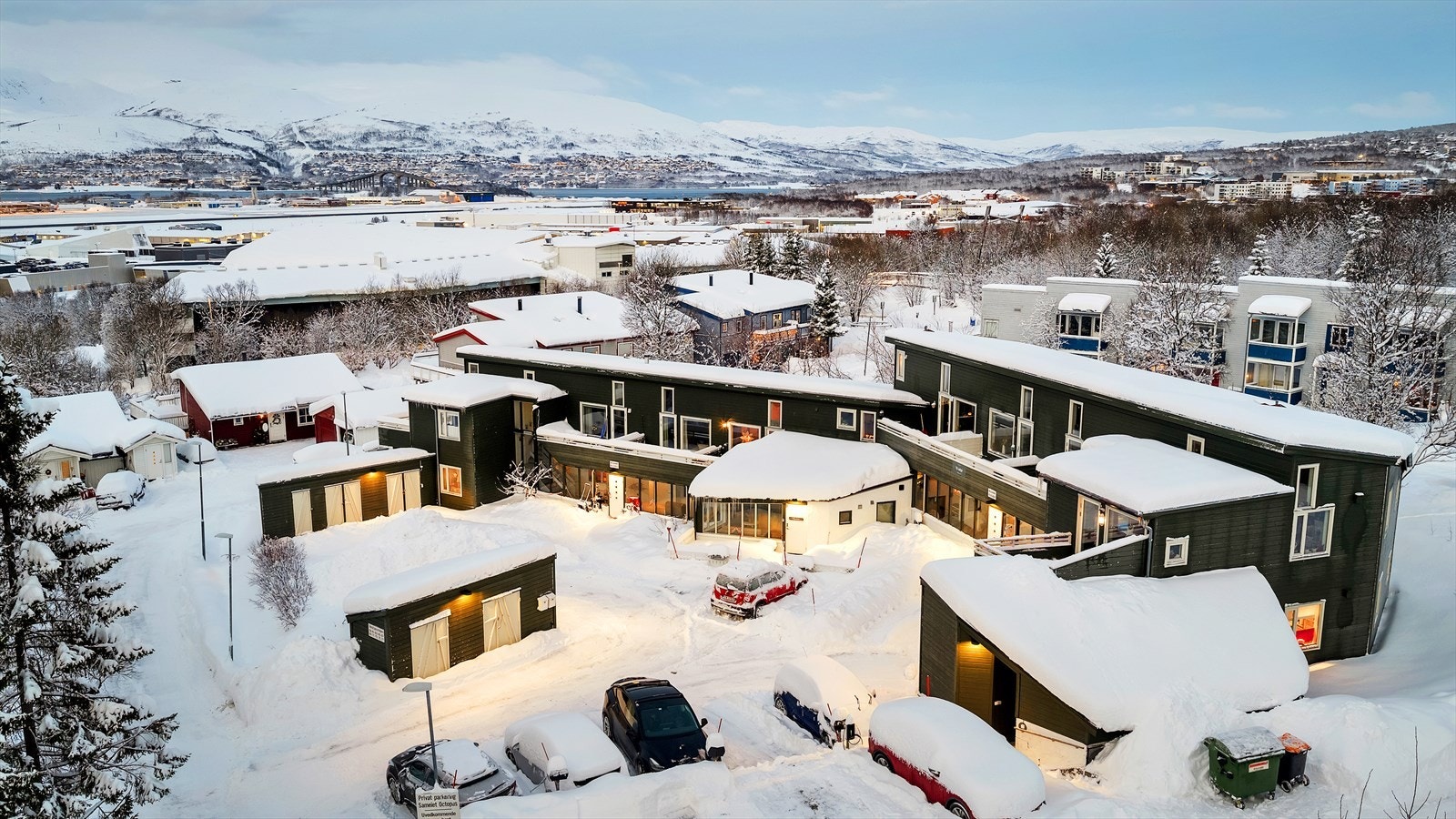 I tillegg til felles redskaps- og sykkelbod, disponerer boligen en utvendig bod på ca. 4 kvm. Galleribilde