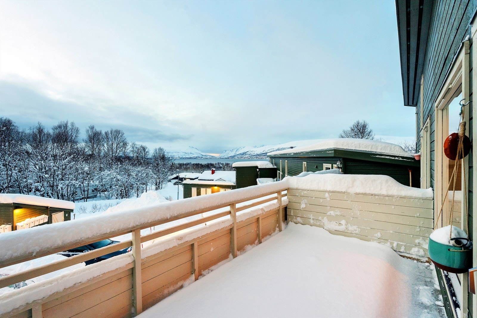Her kan du nyte godt av lite innsyn, fantastisk utsikt og optimale solforhold. Galleribilde