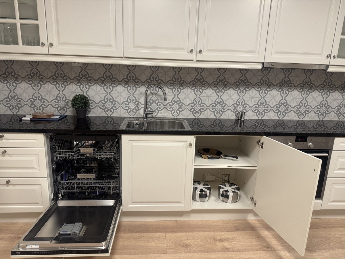 Nytt kjøkken med oppvaskmaskin Galleribilde