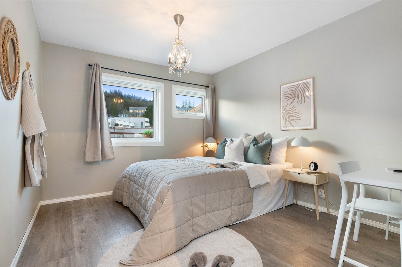 Soverommet er stort med god plass til ønsket innredning. Galleribilde