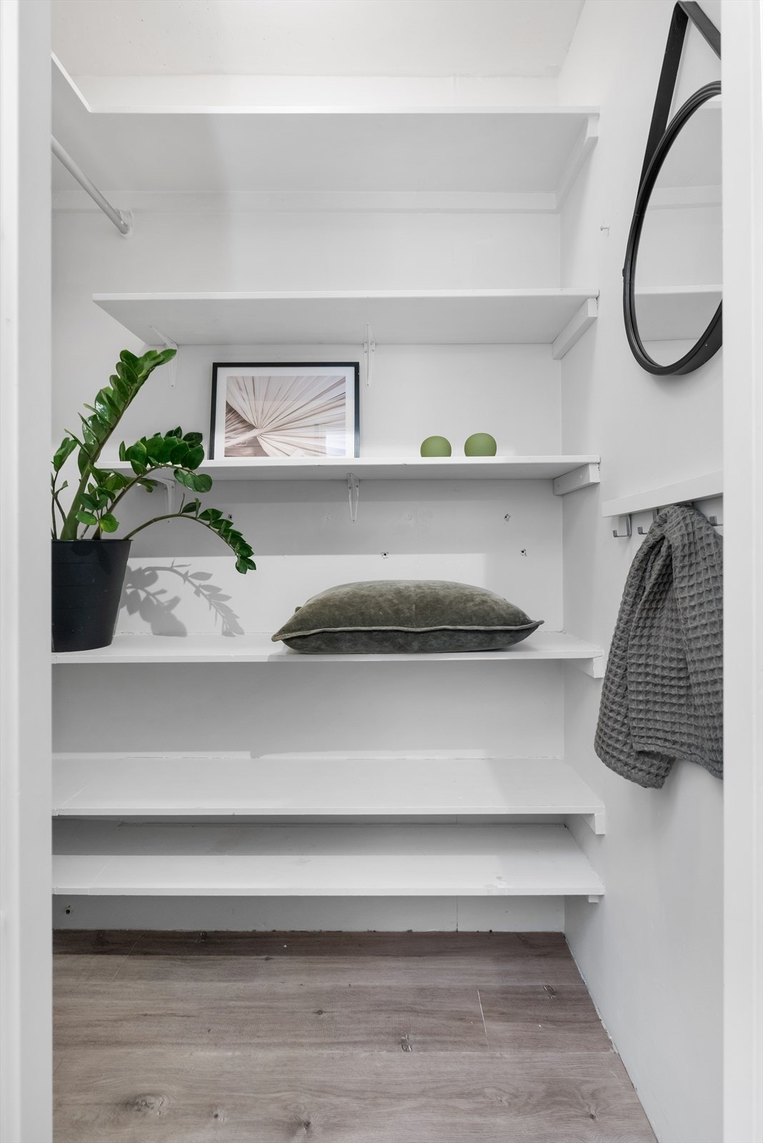 Praktisk innvendig bod med god plass for oppbevaring. Galleribilde