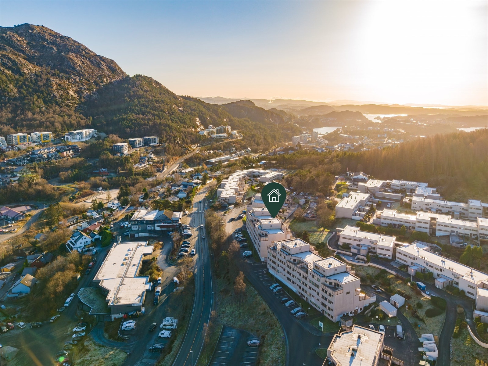 Her bor du i et rolig nabolag med kort avstand til alt du trenger i hverdagen - fra dagligvarebutikk, skole og barnehage til flotte tur- og rekreasjonsområder like ved hjemmet ditt. Galleribilde