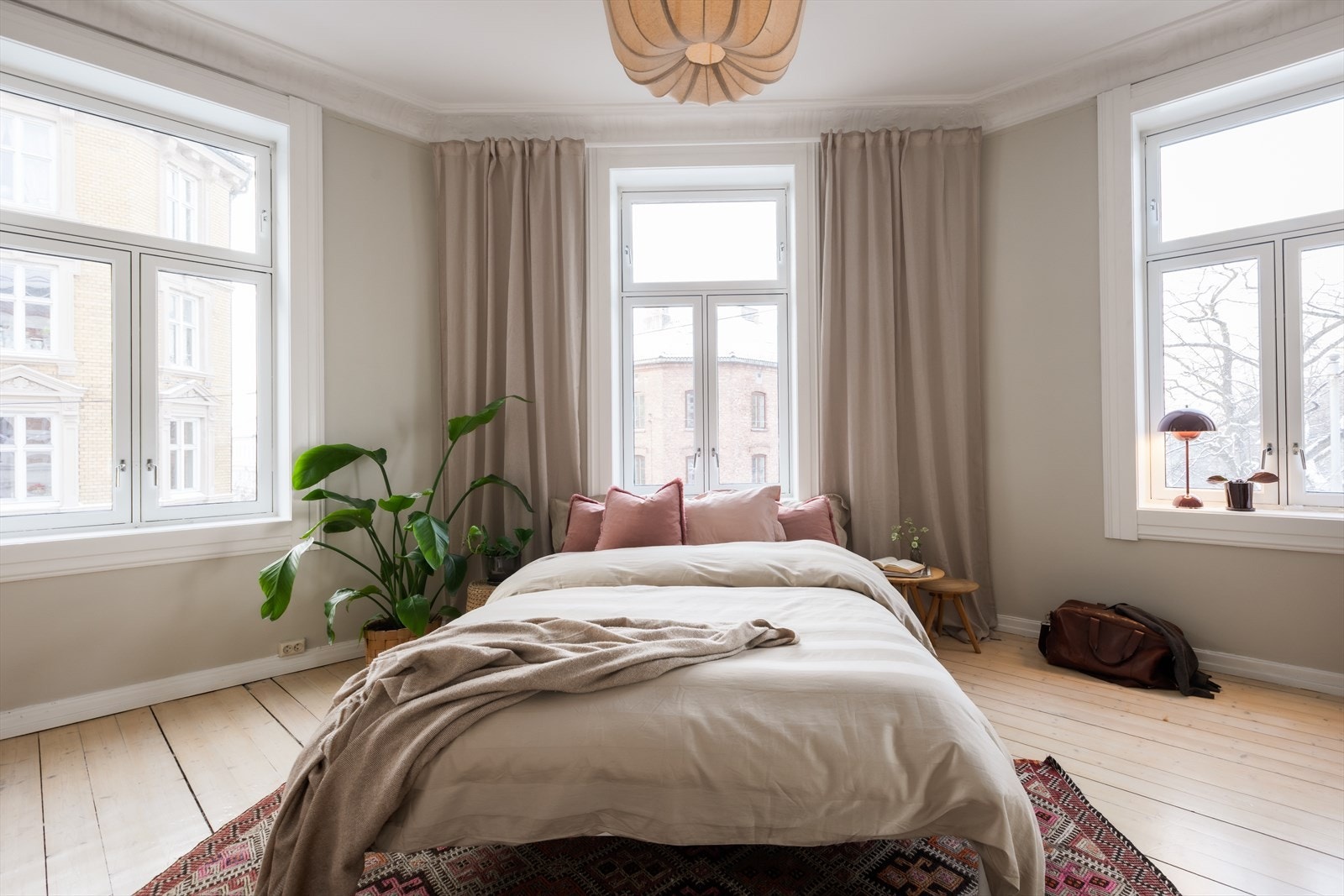 Dette rommet er i dag i bruk som hovedsoverom, men fungerer utmerket som en ekstra stue. Galleribilde