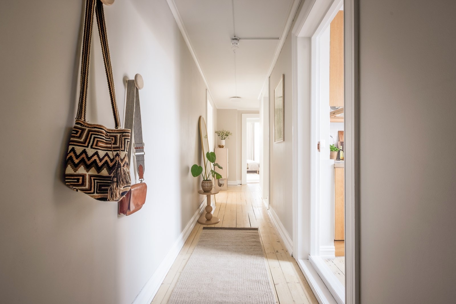 Velkommen inn i en lys og langstrakt entré som binder alle rommene sammen. Galleribilde