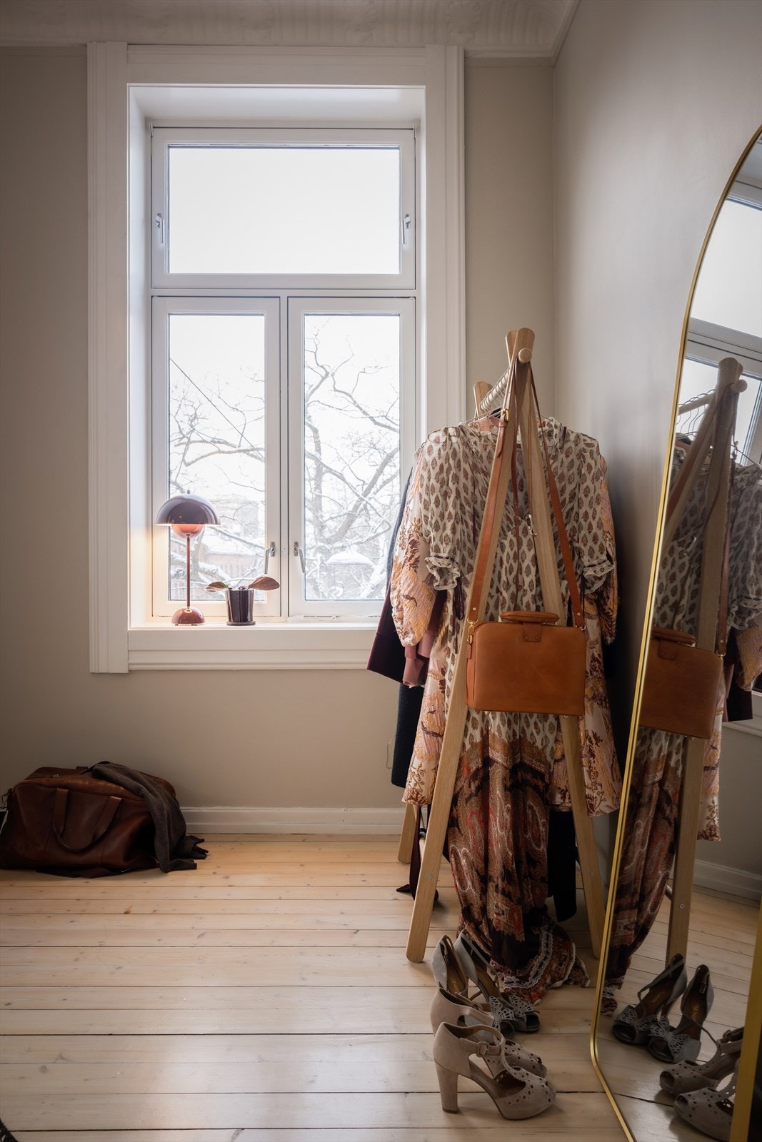 Dype vinduskarmer som rammer inn rommet og gir god plass til både lamper og bøker. Galleribilde