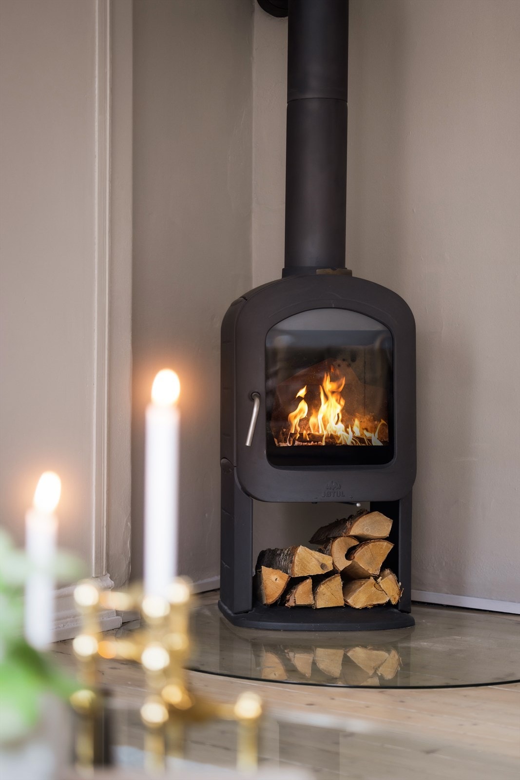 Vedovnen er en effektiv varmekilde og et sentralt element i rommet. Galleribilde