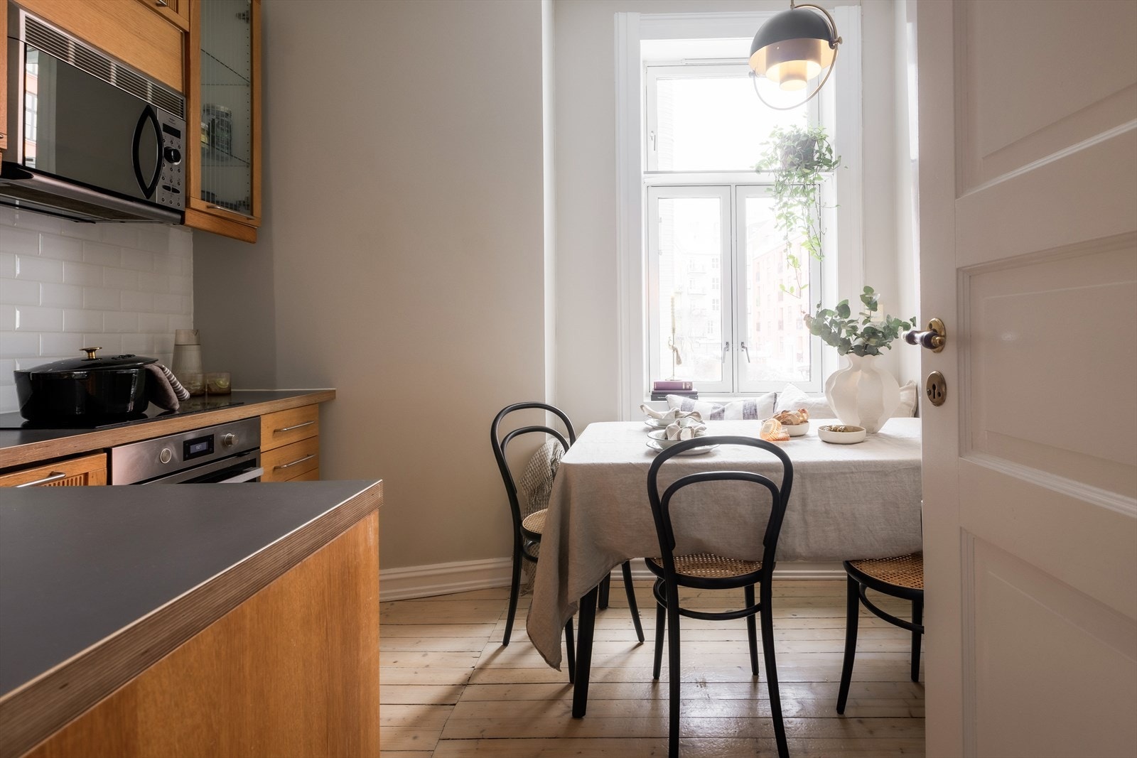 Praktisk og koselig spiseplass som gjør kjøkkenet komplett. Galleribilde