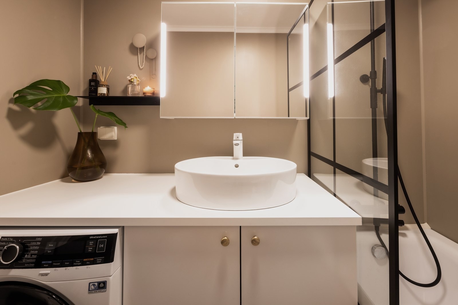 Speilskapet har integrert belysning som gir godt lys over servanten. Galleribilde