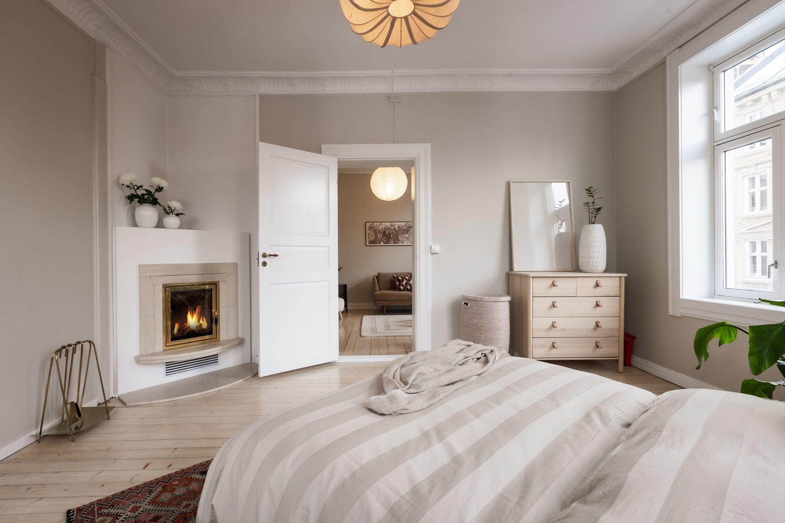 Soverom med vakker peis som gir en lun og eksklusiv atmosfære. Galleribilde