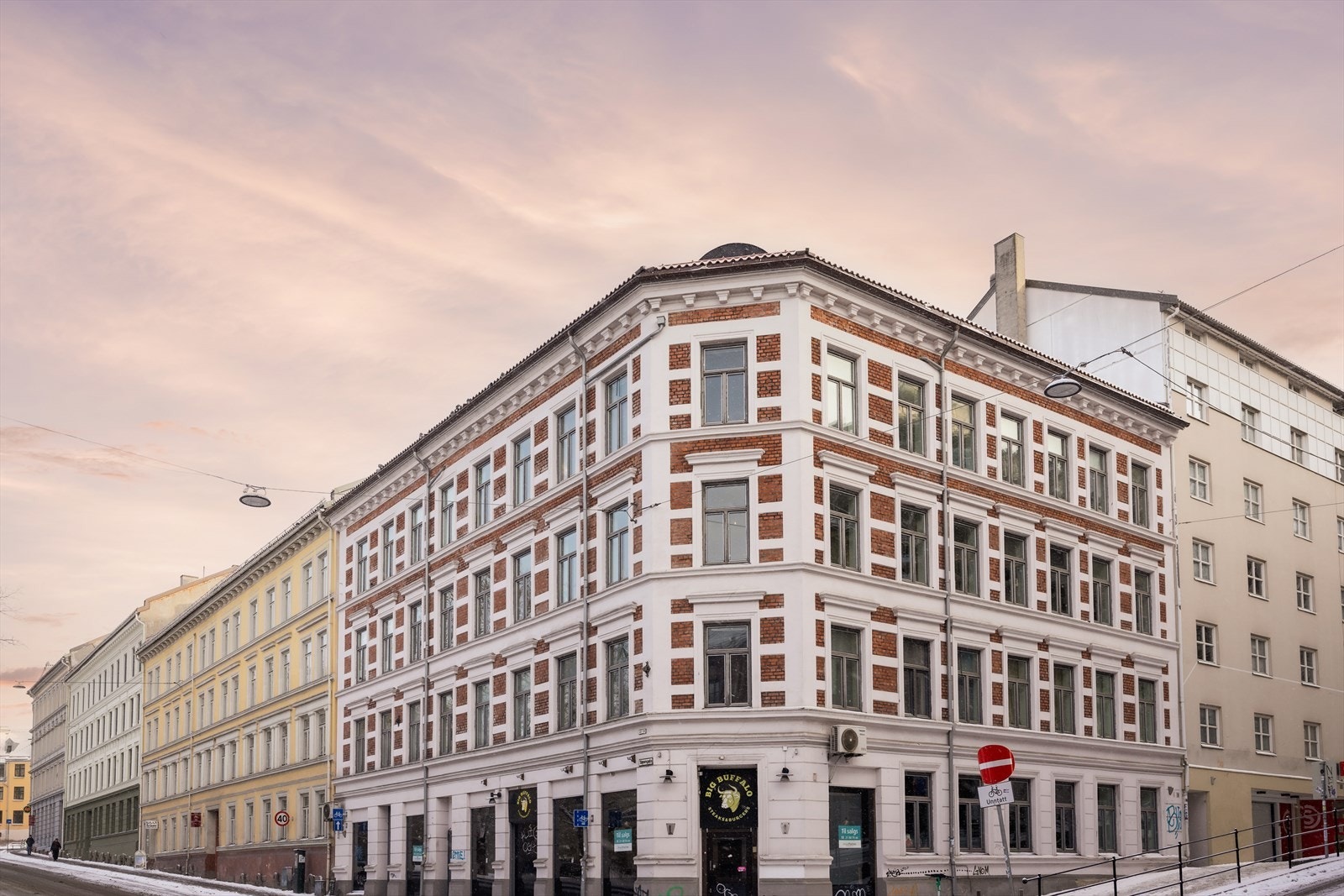 Leiligheten ligger i en klassisk bygård på hjørnet av Tøyengata. Galleribilde