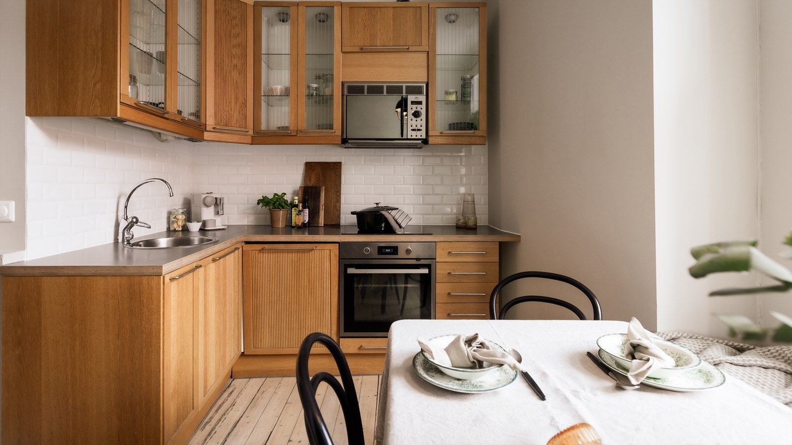 Separat kjøkken med arealeffektivt L-formet innretning. Galleribilde