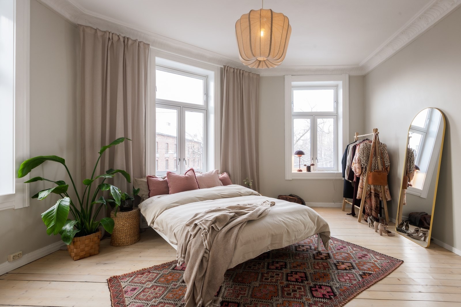 En klassisk og romslig hjørneleilighet med store vindusflater som gir naturlig og godt lys. Galleribilde