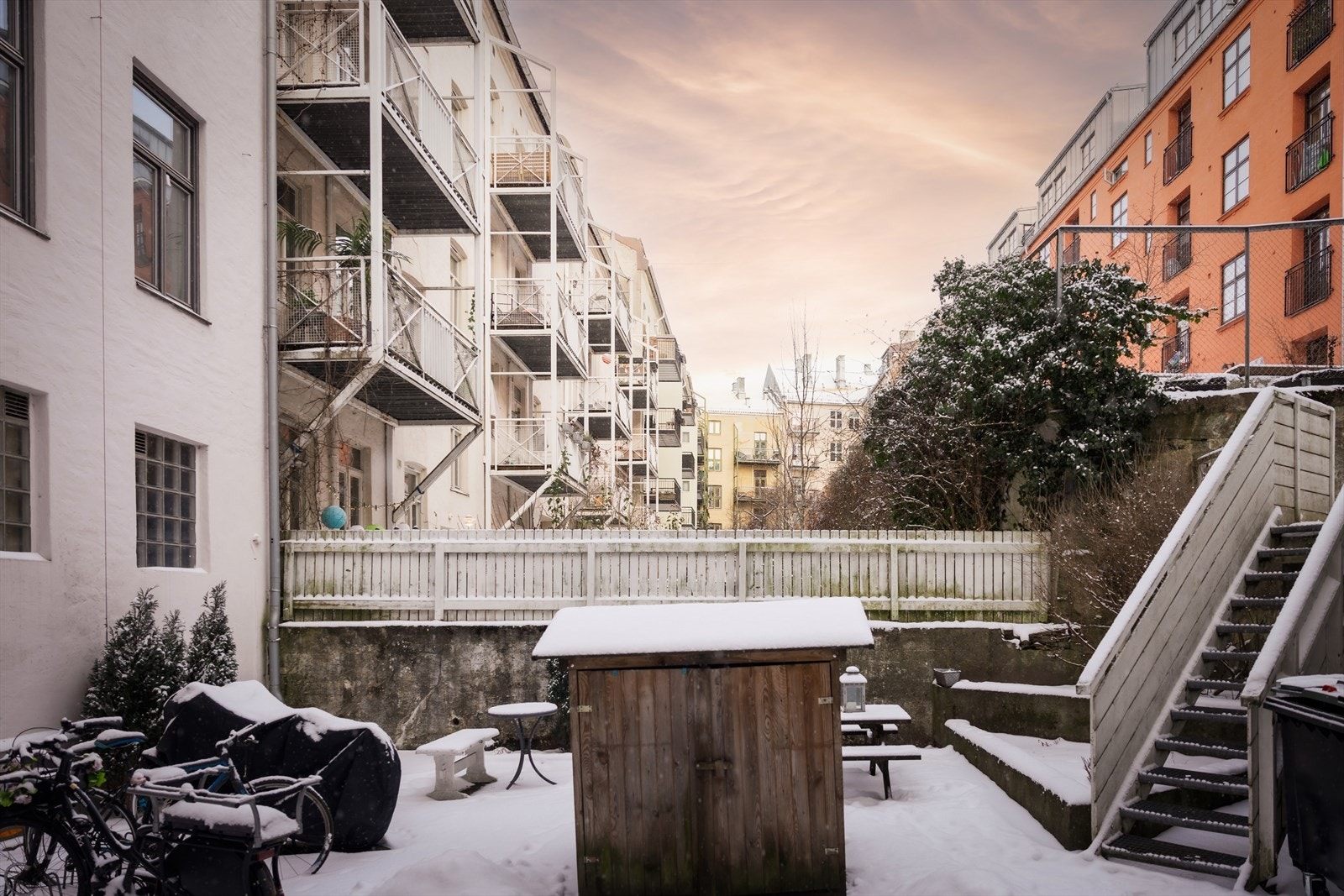 Bygården har en felles, skjermet bakgård. Galleribilde