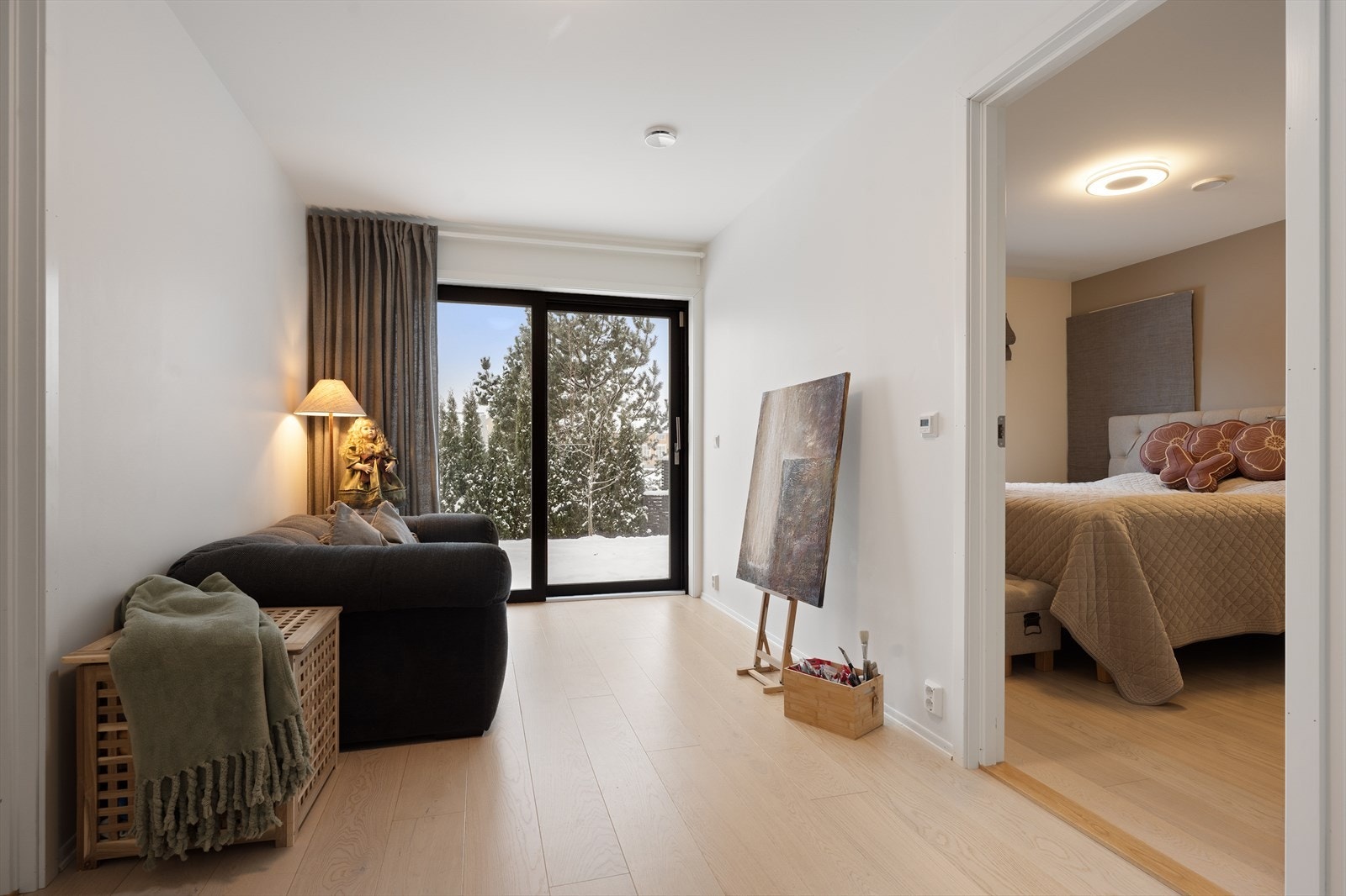 Mellom soverommene i første etasje er det muligheter for å møblere til en liten stue, TVkrok eller kanskje hjemmekontor. Herfra er det skyvedør ut til hagen. Galleribilde